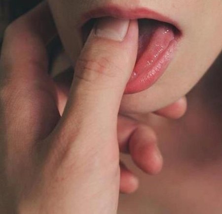 Палец в рот девушке