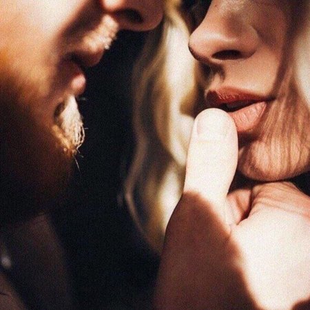 Пальцами по губам