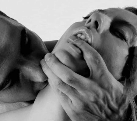 Страстный поцелуй в шею