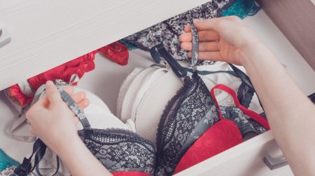 Женское нижнее белье в шкафу