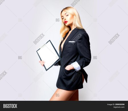 Блондинка в деловом костюме
