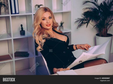 Бизнес леди декольте