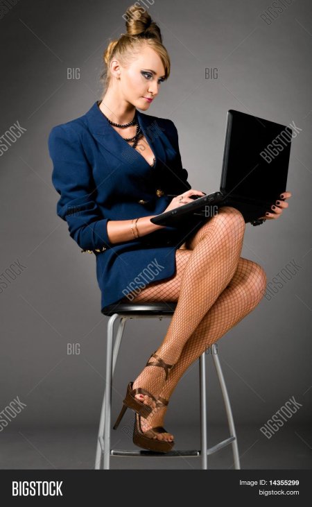 Деловая женщина сидит на стуле