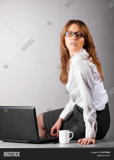 Женщина сидит в офисе