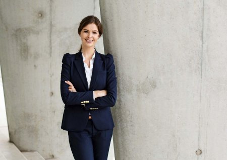 Девушка в деловом костюме