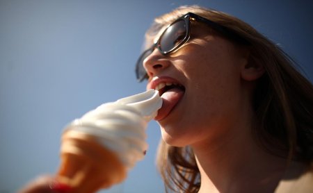 Девушка ест мороженое