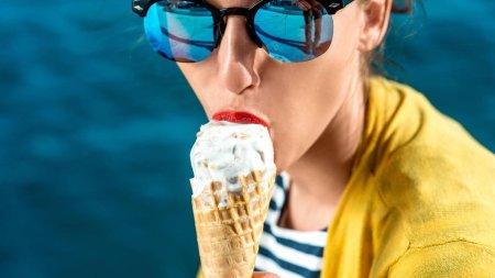 Женщина с мороженым