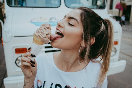 Девушка с мороженым