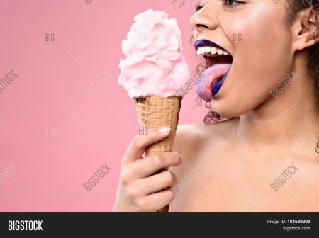 Блондинка лижет мороженое
