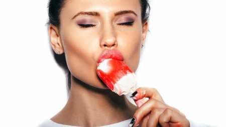 Девушка ест мороженое