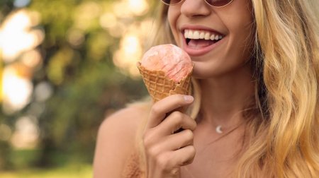 Человек ест мороженое