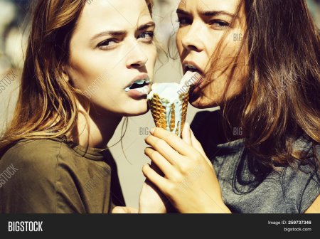 Девушка облизывает мороженое