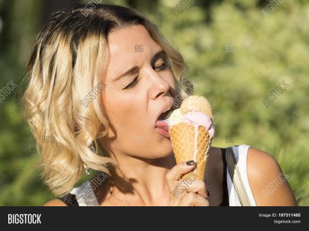 Девушка с мороженым