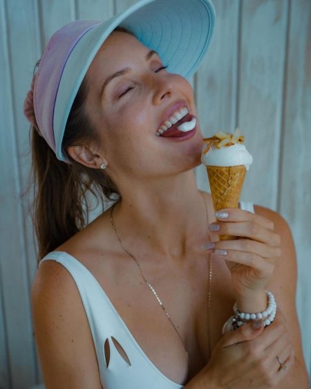 Лижет мороженое