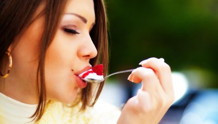 Девушка ест мороженое