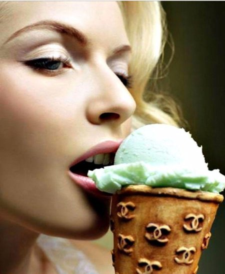 Девушка и мороженое