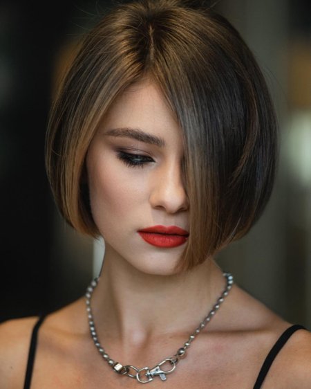 Стрижка боб на средние волосы с челкой