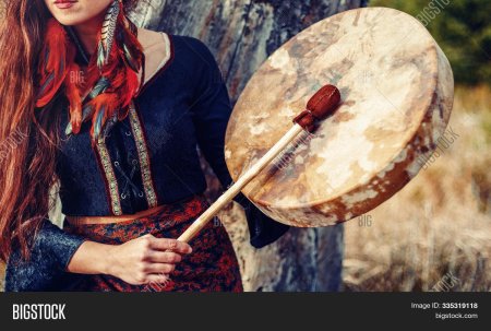 Женщина с бубном