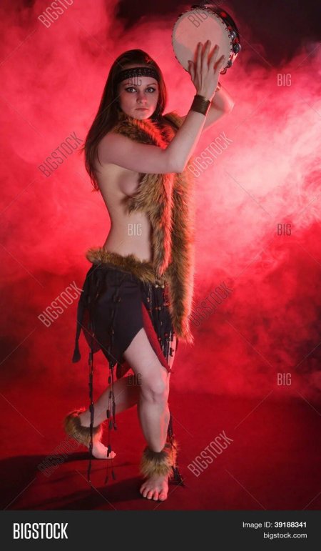 Девушка с бубном