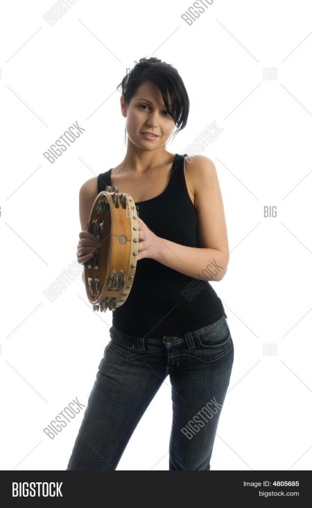 Музыкант играющий на бубне