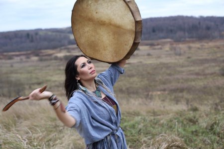 Шаманка бубен камлание