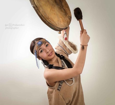 Шаманка с бубном