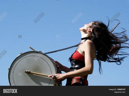 Барабаны девушка