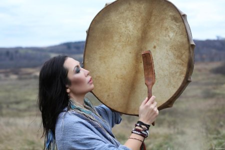 Шаман с бубном камлание