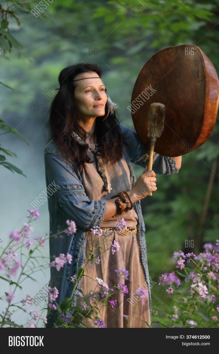 Девушка с бубном