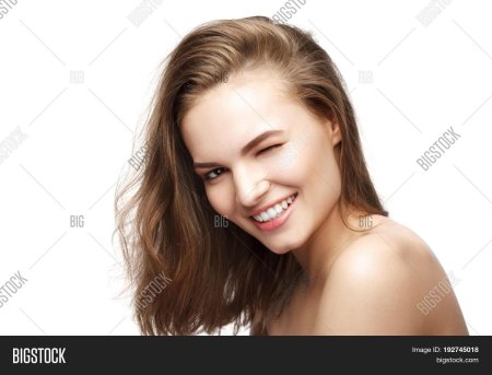 Девушка улыбается