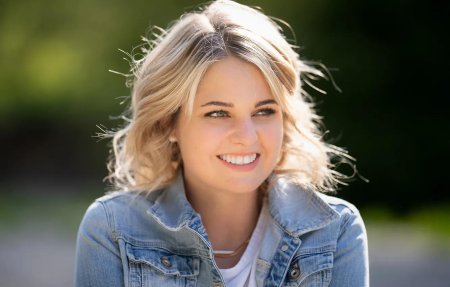 Красивая женщина блондинка