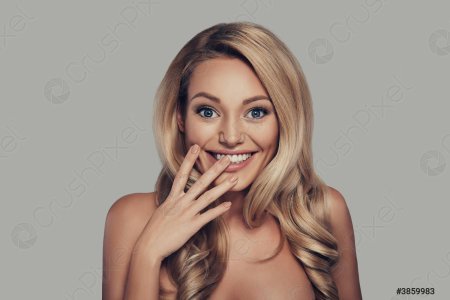 Красивая молодая женщина