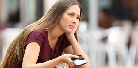 Девушка в телефоне