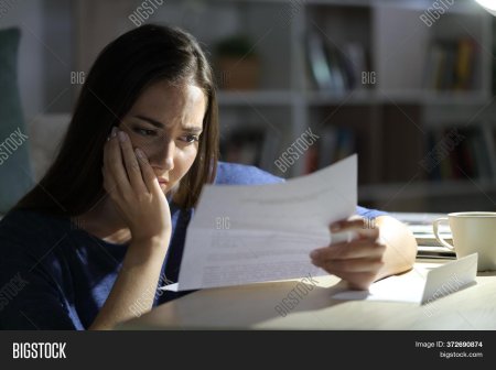 Женщина читает письмо