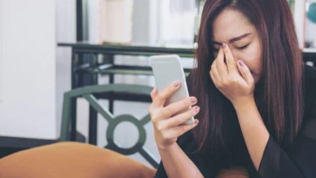 Девушка с телефоном