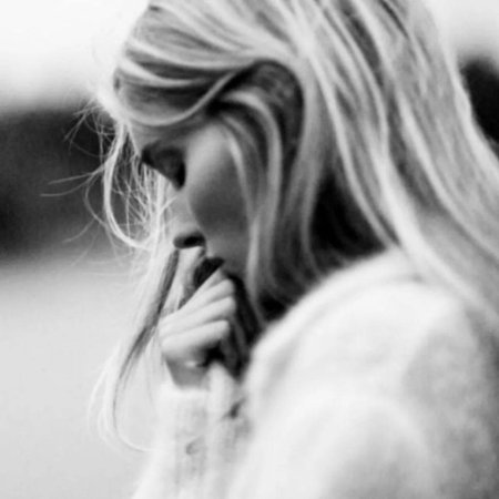 Блондинка грусть