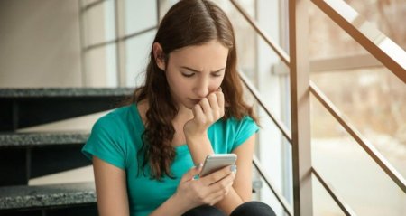 Девушка сидит в телефоне