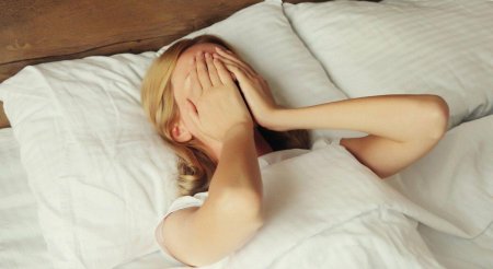 Женщина лежит на кровати