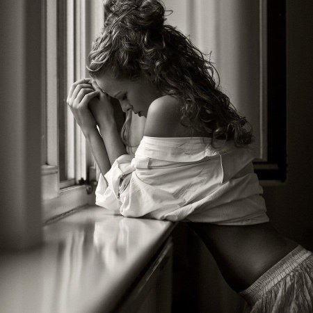 Девушка грустит