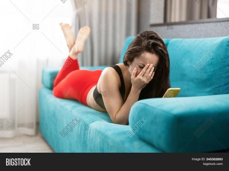 Девушка у испорченного дивана испуганна