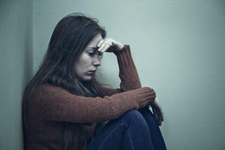 Женщина грустит