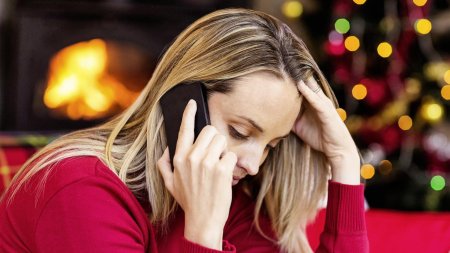 Разговаривает по телефону