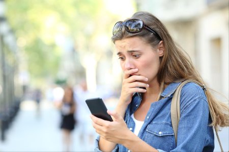 Женщина ругается на улице