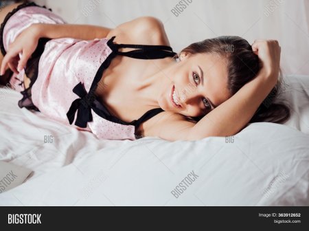 Девушка лежит в Нижнем белье розового цвета