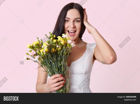 Красивая девушка рада смеется с цветами