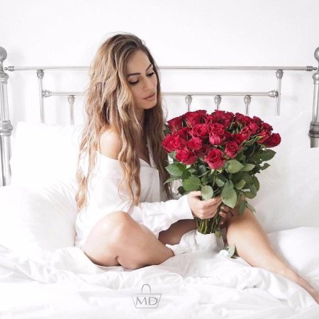 Счастливая девушка с букетом