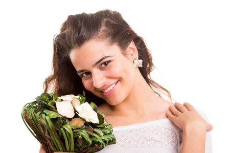 Фото счастливой женщины с цветами