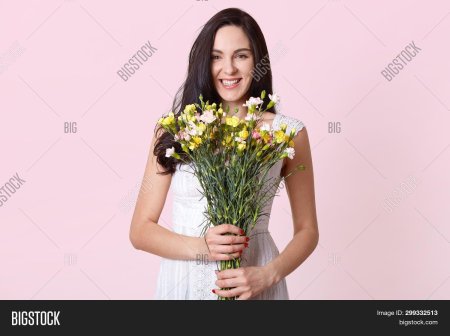 Девушка держит букет