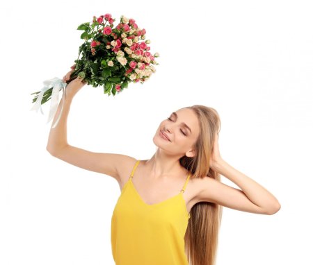 Счастливая девушка с цветами