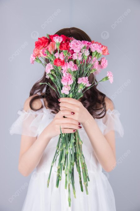 Девушка держит цветок